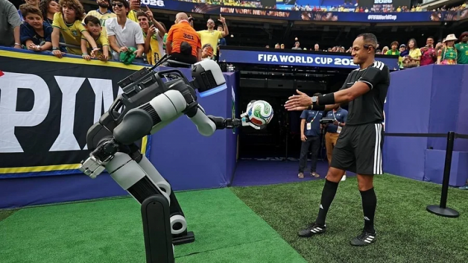 Hyundai показала человекоподобного робота Atlas на живом матче FIFA
